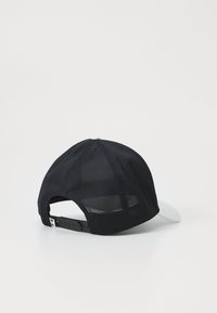 Sort mesh baseball cap med en hvid skygge, justerbar snapback lukning og buet skygge. Har et ensfarvet design.