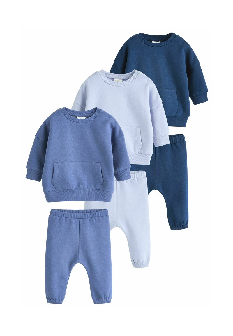 Cetra bērnu sporta krekli un bikses dažādos zila toņos. Iezīmes ietver apaļu kakla izgriezumu, kabatas un elastīgu jostasvietu.