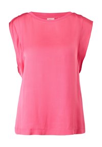 Růžový bezrukávový top s kulatým výstřihem, vyrobený z lehké tkaniny. Hladká textura, uvolněný střih a jemné naznačené záhyby na ramenech.