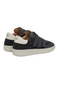 Czarno-szare sneakersy z zamszowej i skórzanej cholewki, z trzema szerokimi paskami i kremowym wykończeniem pięty. Biała gumowa podeszwa.