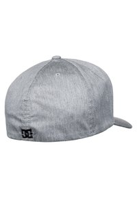 Gorra gris de tela con una textura suave, que presenta un ala plana, logo bordado y un sutil detalle de costura en la parte trasera.