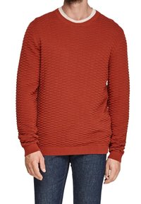 Sweter o fakturze w kolorze rdzawym, z prążkowanym wzorem, okrągłym dekoltem i kontrastującym białym obszyciem kołnierza. Dopasowane mankiety i dół swetra.