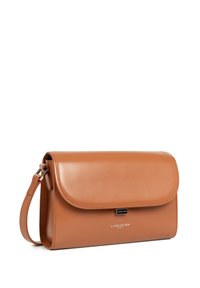 Sac à main en cuir tan avec une finition brillante, fermeture à rabat et bandoulière ajustable. Présente une plaque logo en argent à l'avant. Design compact.