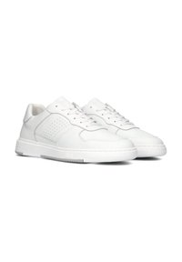 Witte leren sneakers met een afgeronde neus, geperforeerde details aan de zijkanten, platte veters en een gestructureerde rubberen buitenzool.