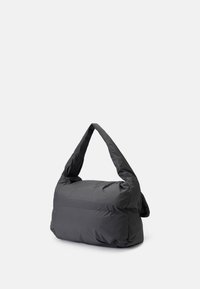 Saco cinza fofinho feito de um material leve e texturizado, apresenta um silhueta descontraída única e uma única alça longa para fácil transporte.