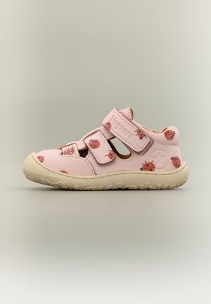 Pinkfarbene Kindersandale mit zwei Klettverschlüssen, beiger Sohle und Marienkäfermuster.