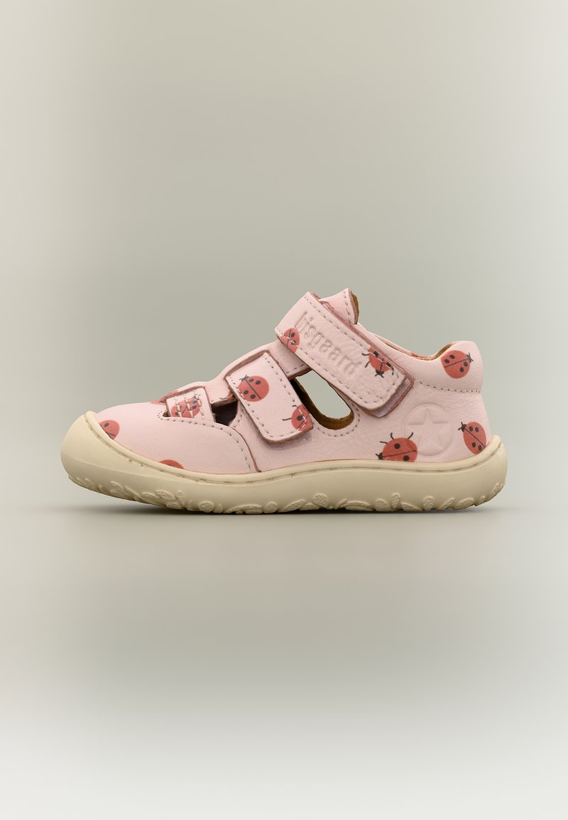 Ροζ παιδικό σανδάλι με δύο λουράκια Velcro, μπεζ σόλα και σχέδια πασχαλίτσας.