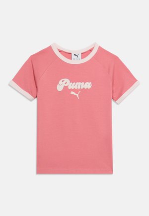 Roza Puma majica s kratkimi rokavi in belim trakom na ovratniku in rokavih, z dvignjenim belim logotipom Puma in besedilom na sredini spredaj.
