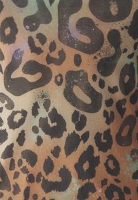 Tessuto con stampa leopardo caratterizzato da grandi macchie nere su uno sfondo arancio-marrone, con accenti verdi sottili e un aspetto testurizzato.