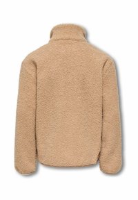 Beige fleecejakke med høy krage, teksturert overflate og lange ermer. Har et enkelt, minimalistisk design.