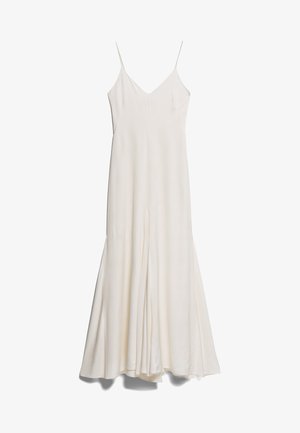 Vestido midi blanco de tirantes delgados ajustables, con escote en V y silueta fluida, que presenta una abertura frontal y una textura suave.