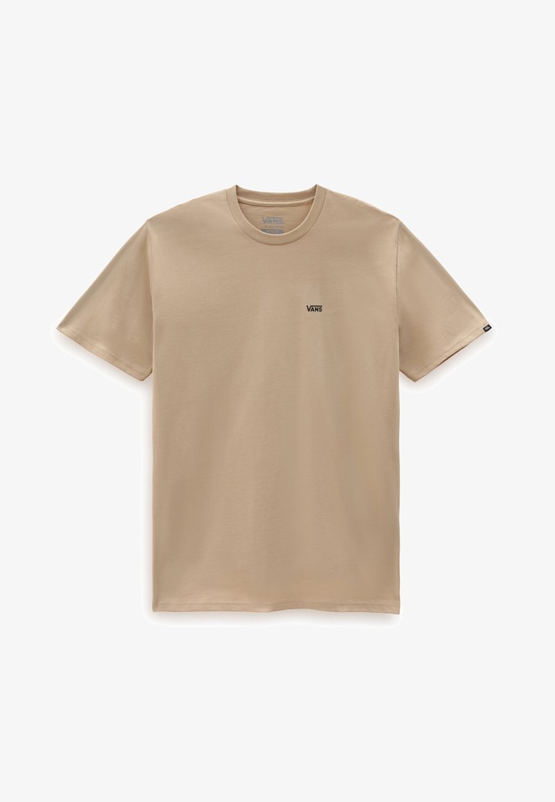 Beige t-shirt med kort ärm och en liten svart Vans-logga på vänster bröst, uppvisad mot en vit bakgrund.