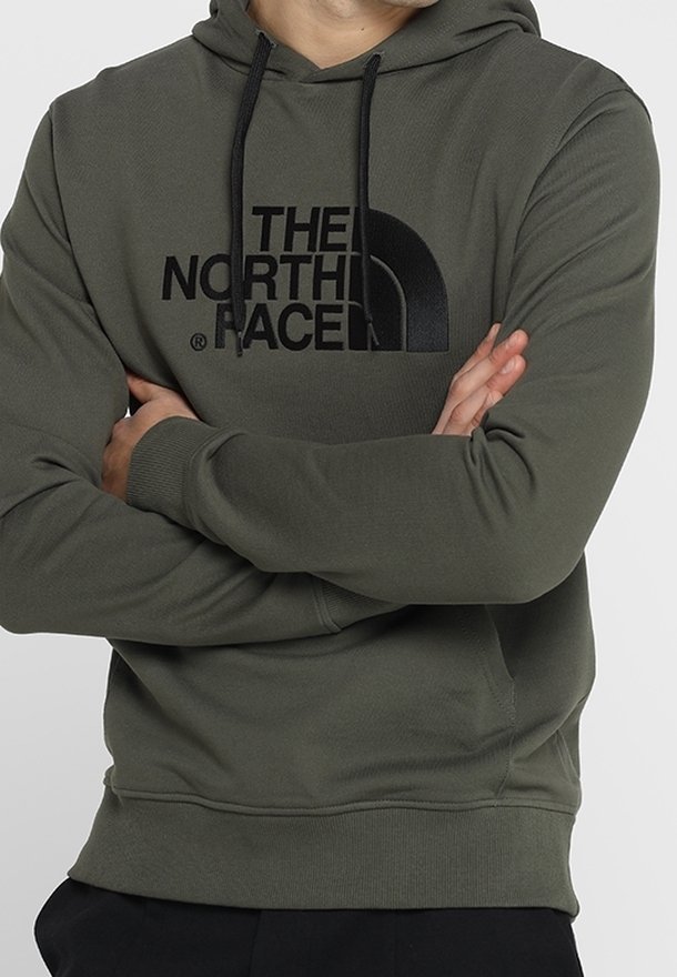 Sudadera color verde oliva hecha de una mezcla de algodón con un bolsillo frontal. Presenta un gran texto de logo negro "THE NORTH FACE" y cordones negros.