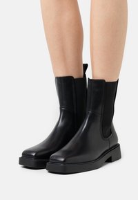 Vagabond Kotníkové boty na platformě - black
