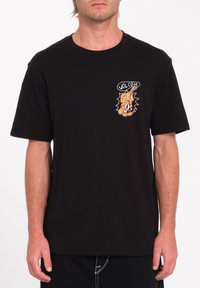 Camiseta de algodón negra de manga corta, con un logo gráfico colorido en el lado izquierdo del pecho y un diseño de cuello redondo.