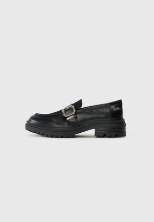 Sorte læder loafers med en spændeaccent, der har en tekstureret sål og en rund tå. Designet er elegant med en let hævet hæl.