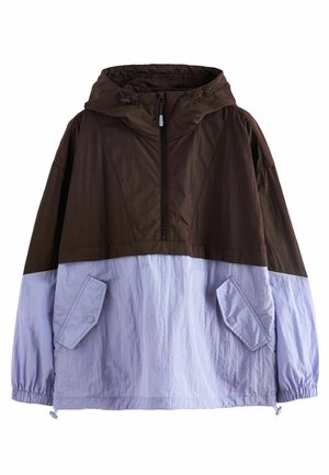 Chaqueta con capucha de color morado claro y marrón oscuro, con cremallera frontal, bolsillos con solapas anguladas y puños elásticos en las mangas largas.