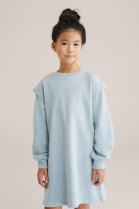 Svetlo modra obleka s kapuco iz mehkega bombaža, z dolgimi rokavi, ribastimi manšetami in okrasnimi žebljički na ramenih. Ohlapen kroj.