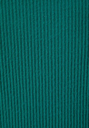Textura acanalada vertical en tela de color verde azulado oscuro, mostrando líneas estrechas elevadas consistentes y superficie de material suave.
