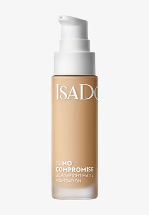 Fond de teint mat léger dans un flacon en verre transparent. Teinte beige, distributeur à pompe, avec texte blanc indiquant "The NO COMPROMISE" et le nom de la marque.