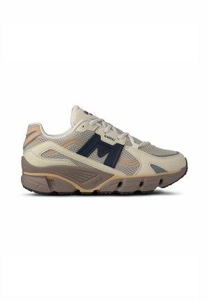 Beige mesh sneakers met marineblauwe accenten, uitgerust met een gevoerde zool, textuuroverlays en minimale roze details. Logo opvallend zichtbaar.