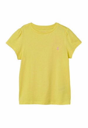 Tricou galben cu mâneci scurte și guler rotund, cu umeri ușor bufanți și un mic logo brodat roz pe pieptul stâng.