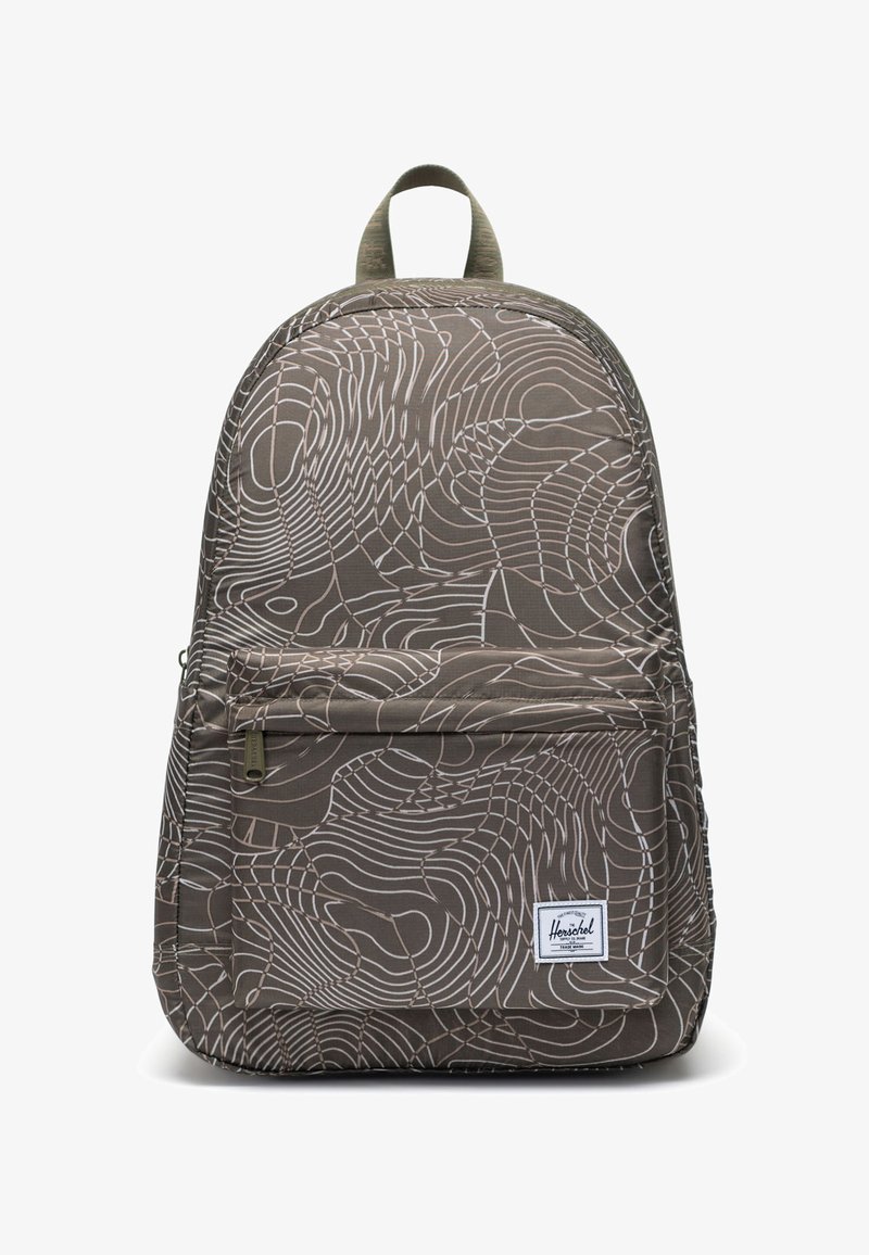 Hnědý batoh s potiskem, který má vlnitý bílý design, přední kapsu na zip a horní držadlo. Texturovaná tkanina s jemným leskem.