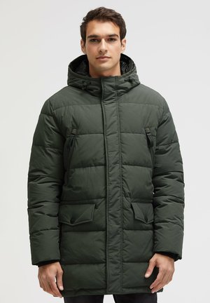 Grüne Pufferjacke mit Kapuze, mit einem gesteppten Design, Reißverschlusstaschen und Knopfverschlüssen sowie einer glatten, matten Oberfläche.