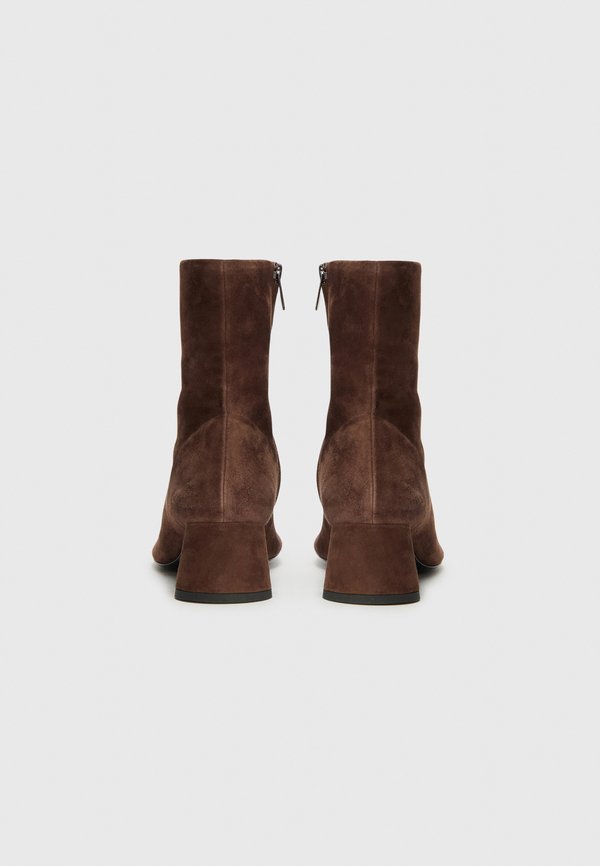 GLOVE - Classic ankle boots - chocolate4