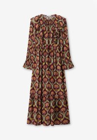 Robe longue en tissu bordeaux avec un motif floral orange et vert, encolure à volants, manches longues et jupe à étages.