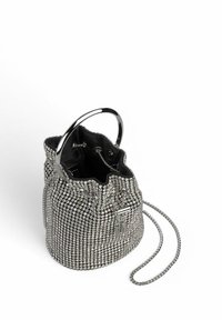 Metaliczna srebrna torebka w kształcie wiadra, pokryta błyszczącymi diamencikami, z zaciąganym zapięciem i odczepianym łańcuszkiem.