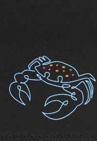 Dessin au trait bleu d’un crabe avec des taches orange sur sa carapace sur un fond noir texturé.