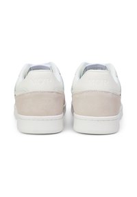 Białe i beżowe sneakersy z zamszowym tyłem, wytłoczonym logo, teksturowaną gumową podeszwą, gładkim skórzanym cholewką oraz wyściełanym kołnierzem.