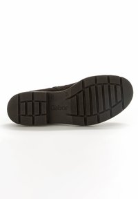 Semelle de chaussure en caoutchouc noir avec un motif de texture antidérapant. Présente le logo "Gabor" en relief et des marquages de taille. Design plat avec des bords cannelés.