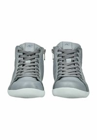 Graue High-Top-Sneaker aus glattem Leder mit runder Zehenpartie, vorderen Schnürsenkeln und seitlichen Reißverschlüssen; Gummisohlen mit strukturiertem weißen Profil.