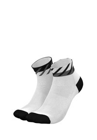 Mehrfarbige Sportsocken mit einem weißen Körper, schwarzem Zeh und Ferse sowie einem gemusterten schwarz-grauen Bündchen. Hergestellt aus atmungsaktivem Material.