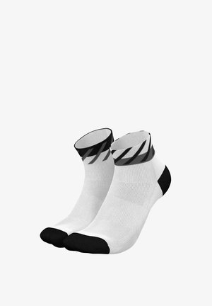 Mehrfarbige Sportsocken mit einem weißen Körper, schwarzem Zeh und Ferse sowie einem gemusterten schwarz-grauen Bündchen. Hergestellt aus atmungsaktivem Material.