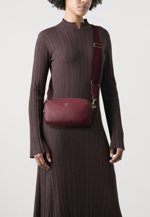 Tommy Hilfiger, POPPY REFORM CAMERA BAG - Schoudertas - rouge