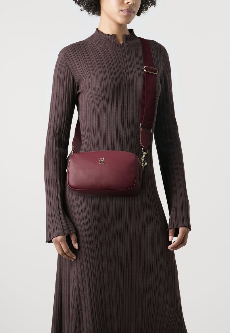 Tommy Hilfiger POPPY REFORM CAMERA BAG - Borsa a tracolla - rouge