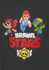 Das Grafik-T-Shirt zeigt drei animierte Charaktere in lebhaften Farben, mit dem fetten Text "BRAWL STARS" in Rot auf schwarzem Hintergrund.