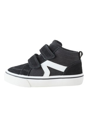 Schwarzer Kleinkind-Sneaker mit weißer Sohle, zwei Klettverschlüssen und weißem Zickzackmuster an der Seite.