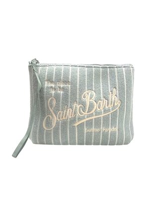 Bustina azzurro chiaro con texture, righe verticali bianche e testo corsivo beige "Saint Barth", zip e cinturino da polso sul lato sinistro.