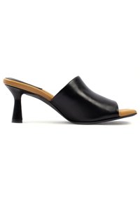 Mule open-toe in pelle nera con tacco affusolato, soletta beige, texture liscia e design minimalista. La suola presenta una leggera curvatura per migliorare l'ergonomia.