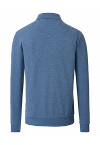 Niebieska, długorękawowa koszulka polo z teksturowanym splotem, z kołnierzykiem oraz ściągaczami przy mankietach i u dołu. Widok z tyłu ukazuje prosty, czysty design.