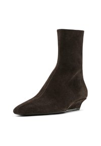 Bottines en suède marron avec un bout pointu et un talon en coin incurvé. Présente un design sans couture et ajusté avec des détails de couture minimaux.
