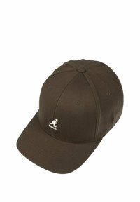 Cappello di stoffa marrone con un design strutturato, composto da sei pannelli e un logo di canguro ricamato in bianco sulla parte anteriore.