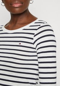 Tommy Hilfiger 1985 SLIM SLUB OPEN - Hosszú ujjú felső - breton ecru/desert sky