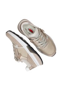 Beige Wildleder- und Mesh-Sneaker mit einer weißen und schwarzen Sohle, ausgestattet mit Schnürverschluss und einem seitlichen Reißverschluss für einen einfachen Zugang.