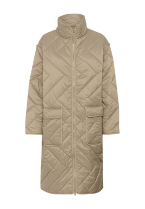 Beżowy pikowany płaszcz z wysokim kołnierzem, zamek błyskawiczny z przodu i dwiema dużymi kieszeniami. Posiada wzór w zygzak i długie rękawy.