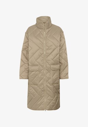 Beige gewatteerde jas met een hoge kraag, een ritssluiting aan de voorkant en twee grote zakken. Heeft een chevronpatroon en lange mouwen.